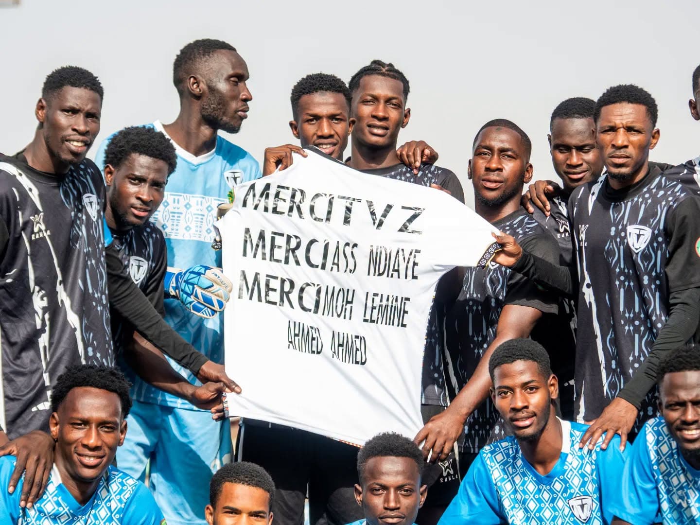 Ahmed Ahmed posant avec ses coéquipiers a la fin du match 