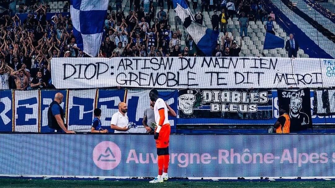 Mamadou Diop, remercié par les supporters de Grenoble lors de la J34 de ligue 2 a domicile